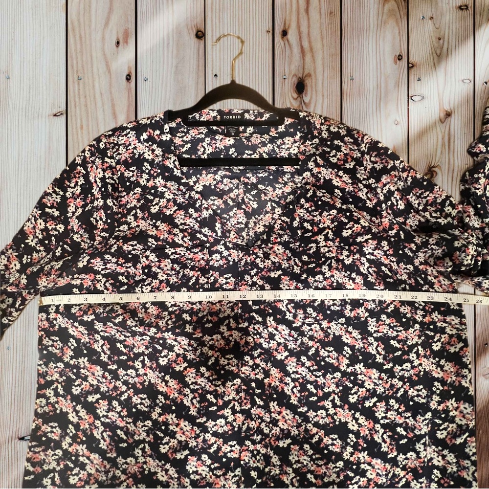 Torrid Floral Harper Blouse. Size 0 - Picture 7 of 7